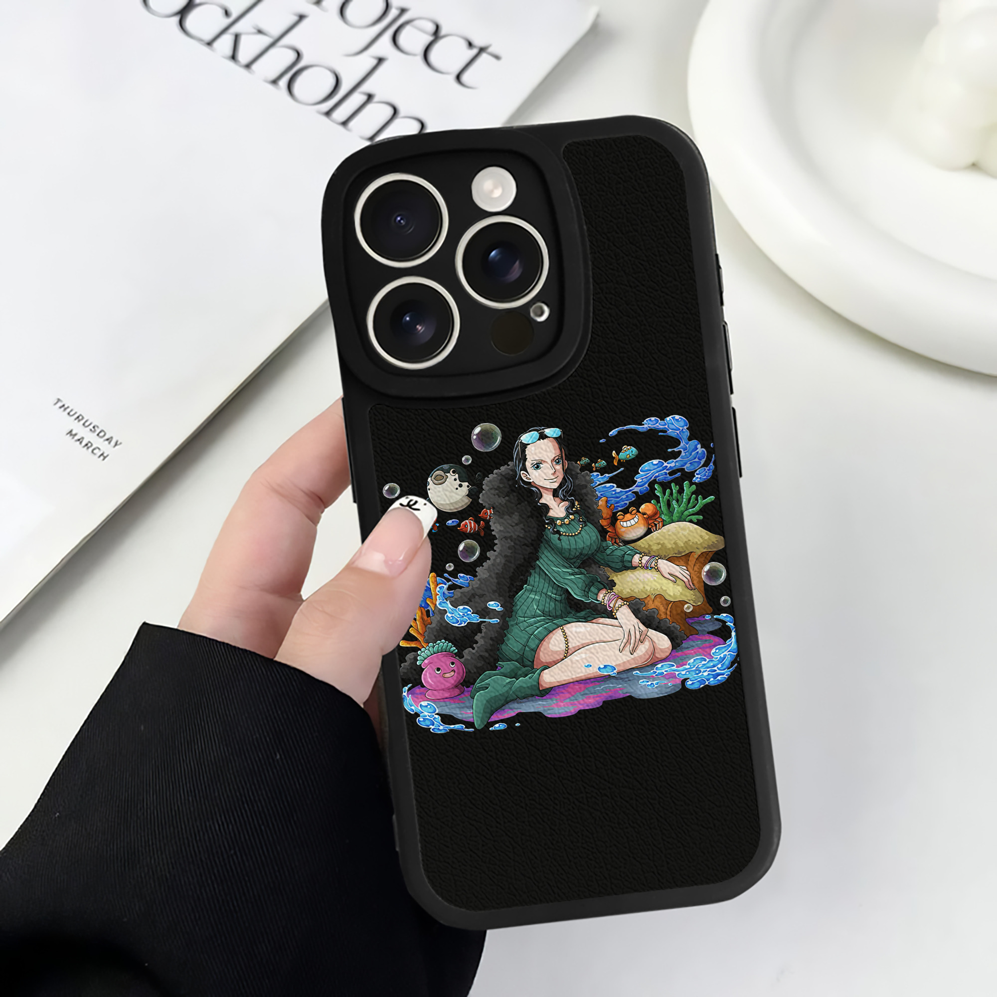 （画像用） ワンピース ニコ・ロビン ONE PIECE Nico Robin 【iPhone 16シリーズ対応】シリコンスマホケース（レザー調） 材質：シリコン